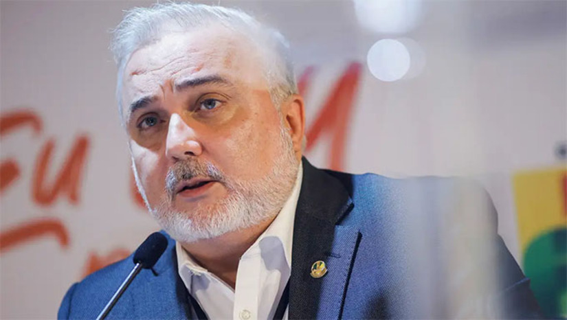 Imagem 1 - Artigo do ex-presidente da Petrobrás, Jean Paul Prates, analisando a suposta “volta das petrolíferas aos combustíveis fósseis”. A partir da matéria da Folha de hoje (e do texto original do New York Times) ele explica por que isso não significa o abandono da transição energética, mas sim uma fase mais silenciosa, técnica e pragmática. “A mudança está longe de terminar — só ficou mais madura”. Imagem 1 - Artigo do ex-presidente da Petrobrás, Jean Paul Prates, analisando a suposta “volta das petrolíferas aos combustíveis fósseis”. A partir da matéria da Folha de hoje (e do texto original do New York Times) ele explica por que isso não significa o abandono da transição energética, mas sim uma fase mais silenciosa, técnica e pragmática. “A mudança está longe de terminar — só ficou mais madura”.