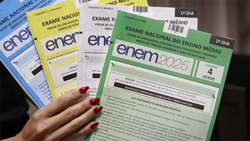 Imagem 1 - O material já está disponível no portal do Inep, na parte de provas e gabaritos. A publicação está organizada por dia de aplicação regular, pela cor (azul, amarelo, branco, verde, laranja, cinza e roxo) e pelos tipos dos cadernos. A divulgação foi antecipada em um dia do previsto inicialmente pelo ministro da Educação, Camilo Santana, em entrevista à imprensa, no domingo. Os gabaritos seriam conhecidos apenas nesta quinta-feira (20), porém, o Inep identificou relatos de vazamento de questões similares às que caíram no Enem 2025. Por este motivo, a autarquia federal, vinculada ao Ministério da Educação, decidiu tecnicamente anular três questões da prova de domingo. Imagem 1 - O material já está disponível no portal do Inep, na parte de provas e gabaritos. A publicação está organizada por dia de aplicação regular, pela cor (azul, amarelo, branco, verde, laranja, cinza e roxo) e pelos tipos dos cadernos. A divulgação foi antecipada em um dia do previsto inicialmente pelo ministro da Educação, Camilo Santana, em entrevista à imprensa, no domingo. Os gabaritos seriam conhecidos apenas nesta quinta-feira (20), porém, o Inep identificou relatos de vazamento de questões similares às que caíram no Enem 2025. Por este motivo, a autarquia federal, vinculada ao Ministério da Educação, decidiu tecnicamente anular três questões da prova de domingo.