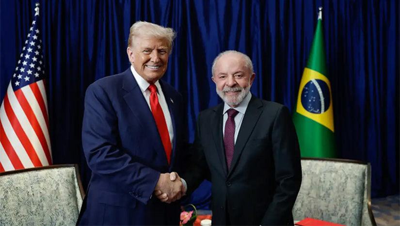 Imagem 1 -  Na ordem executiva publicada pela Presidência dos EUA, Trump diz que a decisão foi tomada após conversa por telefone com o presidente Luiz Inácio Lula da Silva, "durante a qual concordamos em iniciar negociações para abordar as questões identificadas no Decreto Executivo 14.323". De acordo com a publicação, essas negociações ainda estão em andamento. Lula, Alkimin e Fernando Haddad celebram decisão, dizendo que isto é respeito. Foto: Ricardo Stuchert/PR.