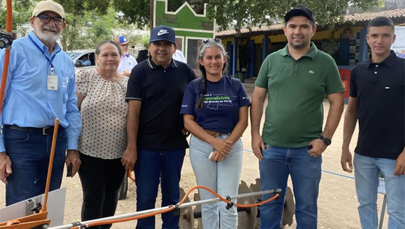 Imagem 1 -  A COOPPRATCA realiza, de 28 a 30 de novembro, a primeira edição da Expopratca em Governador Dix-Sept Rosado, evento que celebra o primeiro ano da cooperativa e valoriza a agricultura familiar da região. A programação inclui exposição de animais, torneios, palestras técnicas, mesas-redondas, apresentações culturais e comercialização de produtos locais. O presidente da cooperativa, Antonio Kennedy, destaca que o objetivo é promover interação entre produtores, fortalecer o agro local e mostrar o trabalho desenvolvido na Chapada do Apodi. A Expopratca promete movimentar o município e se consolidar como um importante evento rural da região.