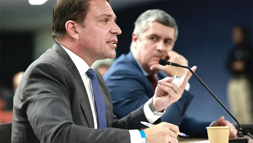 Imagem 1 - A medida foi determinada pelo ministro após o site PlatôBR informar, na última quarta-feira (19), que Ramagem está em Miami, nos Estados Unidos. Ele foi filmado pela equipe do site enquanto entrava em um condomínio na cidade norte-americana. Diretor da Agência Brasileira de Inteligência (Abin) durante o governo Jair Bolsonaro, Ramagem foi condenado na ação penal da trama golpista a 16 anos de prisão e recorre em liberdade. Imagem 1 - A medida foi determinada pelo ministro após o site PlatôBR informar, na última quarta-feira (19), que Ramagem está em Miami, nos Estados Unidos. Ele foi filmado pela equipe do site enquanto entrava em um condomínio na cidade norte-americana. Diretor da Agência Brasileira de Inteligência (Abin) durante o governo Jair Bolsonaro, Ramagem foi condenado na ação penal da trama golpista a 16 anos de prisão e recorre em liberdade.