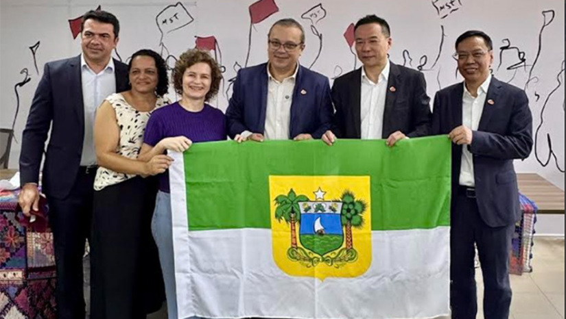 Imagem 1 -  Após assinatura do documento em Brasília, pelas autoridades dos Governos dos Estado do Rio Grande do Norte, Bahia e Maranhão, próximo passo é o grupo Chinês visitar a área que será instalada em Mossoró e nos outros dois estados. Vão produzir tratores pequenos, para serem usados na agricultura familiar. Já testaram os quipamentos, em Apodi-RN. A deputada Isolda diz que reforça a produção agroecológica, gera empregos e melhora a renda de quem mora na região Oeste do RN.