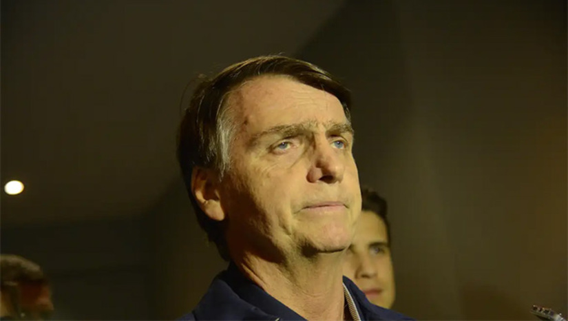 Imagem 1 - O ex-presidente estava cumprindo prisão em regime domiliar numa casa que o aluguel custava de 5 a 30 mil por mês, pago pelo Partido Liberal, na capital federal e, após o filho dele Flávio Bolsonaro convocar uma vigília em frente a esta casa, veio a determinação do STF para a Polícia Federal transferir o preso para o regime fechado, ordem judicial que foi cumprida no início da manhã deste sábado, 22. Imagem 1 - O ex-presidente estava cumprindo prisão em regime domiliar numa casa que o aluguel custava de 5 a 30 mil por mês, pago pelo Partido Liberal, na capital federal e, após o filho dele Flávio Bolsonaro convocar uma vigília em frente a esta casa, veio a determinação do STF para a Polícia Federal transferir o preso para o regime fechado, ordem judicial que foi cumprida no início da manhã deste sábado, 22.