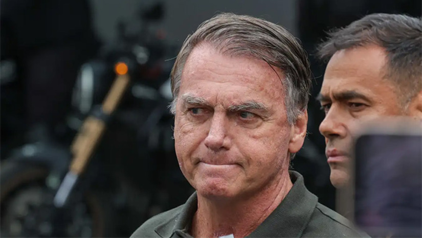 Imagem 1 -  Condenado a 27 anos e três meses de prisão na ação penal da trama golpista, Bolsonaro e os demais réus podem ter as penas executadas nas próximas semanas. Na madrugada deste sábado, 23, a PF foi acionada porque Bolsonaro havia violado a tornozeleira eletrônica usando um ferro de solta. Após confirmado a informação, o STF decidiu por decretar a prisão preventiva e determinar o recolhimento do preso a sede da PF, em Brasília. Foto: Fabio Rodrigues-Pozzebom/ Agência Brasi