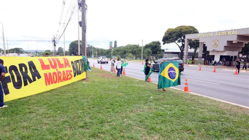 Imagem 1 - A juíza auxiliar Luciana Yuki Fugishita Sorrentino homologou o cumprimento do mandado de prisão do ex-presidente Jair Bolsonaro, constatando que não houve "qualquer abuso ou irregularidade por parte dos policiais", conforme consta da decisão, assinada após Audiência Custódia realizada neste domingo, dia 23 de novembro de 2025. Imagem 1 - A juíza auxiliar Luciana Yuki Fugishita Sorrentino homologou o cumprimento do mandado de prisão do ex-presidente Jair Bolsonaro, constatando que não houve "qualquer abuso ou irregularidade por parte dos policiais", conforme consta da decisão, assinada após Audiência Custódia realizada neste domingo, dia 23 de novembro de 2025.