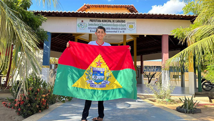 Imagem 1 -  O jovem Felipe Gabriel Pereira da Silva, de 13 anos, estudante da rede municipal de Caraúbas, conquistou vaga para representar o Rio Grande do Norte na maior competição paraolímpica escolar do país, por meio do badminton. A modalidade, embora pouco conhecida no Brasil, trouxe ao atleta desenvolvimento físico, autoconfiança e novas oportunidades. Com apoio da Prefeitura de Caraúbas, Felipe se prepara para disputar a etapa nacional em São Paulo, entre 24 e 29 de novembro, acompanhado do professor Fábio Carvalho. Sua trajetória destaca o potencial da juventude local e o papel transformador do esporte.