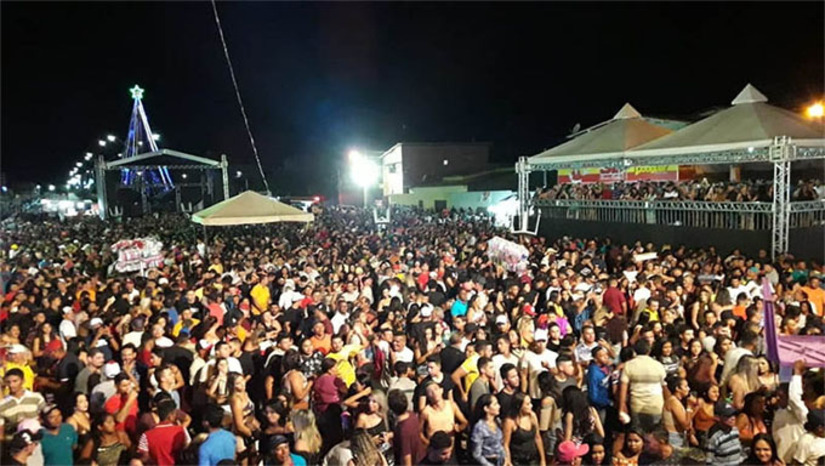Imagem 1 -  Neste ano, o evento chega com uma grande novidade: a maior parte da programação será concentrada no Corredor Cultural “Neném Miguel”, que receberá uma estrutura ampliada para shows, apresentações culturais, Festival do Caju e a FENESMEL. A mudança, segundo a organização, tem como objetivo oferecer mais conforto ao público, facilitar e acesso às atrações. A Prefeitura aposta em uma experiência mais integrada para o público, valorizando o espaço como ponto de encontro das famílias serramelenses. A Festa do Caju e do Festival do Caju 2025 acontecerão de  27 a 29 de novembro.
