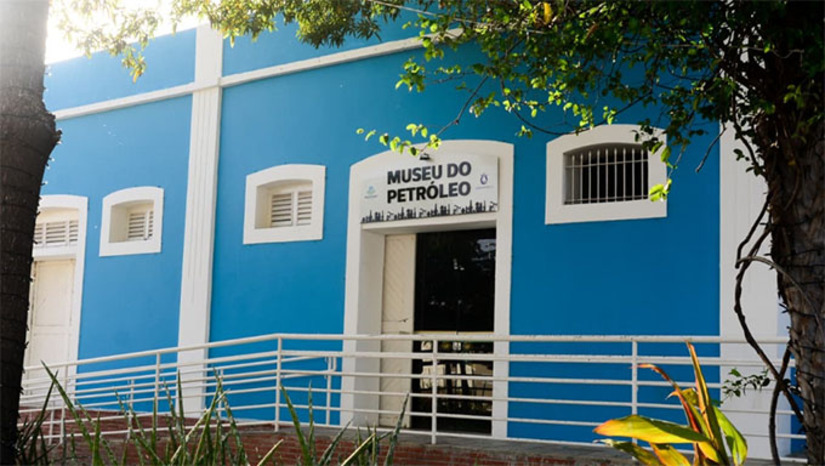 Imagem 1 - O memorável “Museu do Petróleo” retrata uma das mais importantes economias de Mossoró, considerado o único do gênero em todo o país, que aborda a história da cidade, o processo de refinação, a origem do petróleo, as camadas da terra em caverna e seus derivados. Há dez anos, o Museu estava fechado para visitação, apesar do grande valor histórico e retratação patrimonial para o município. O espaço será reentregue à população na próxima terça-feira (25), às 8h30, em solenidade que deverá contar com representações importantes do setor petrolífero. Imagem 1 - O memorável “Museu do Petróleo” retrata uma das mais importantes economias de Mossoró, considerado o único do gênero em todo o país, que aborda a história da cidade, o processo de refinação, a origem do petróleo, as camadas da terra em caverna e seus derivados. Há dez anos, o Museu estava fechado para visitação, apesar do grande valor histórico e retratação patrimonial para o município. O espaço será reentregue à população na próxima terça-feira (25), às 8h30, em solenidade que deverá contar com representações importantes do setor petrolífero.