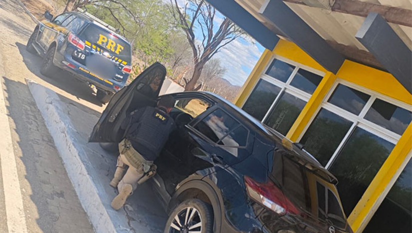 Imagem 1 -  A Polícia Rodoviária Federal (PRF) registrou redução de 45% nos acidentes e de 46% no número de feridos durante o feriado prolongado no Rio Grande do Norte, sem mortes nas rodovias federais. Entre os dias 20 e 24, três pessoas foram presas e dois veículos roubados foram recuperados. Houve ainda prisão por adulteração de motocicleta e, no pré-feriado, a PRF recuperou um veículo clonado, prendeu um homem com mandado por homicídio e outro por uso de documento falso. Todas as ocorrências foram encaminhadas à Polícia Civil.