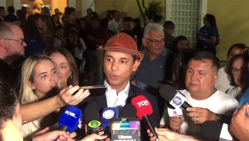Imagem 1 - “Quando chegamos na Prefeitura de Mossoró havia 3 mil servidores com salários, férias, décimo terceiro e férias atrasados. Nós garantimos a progressão de todos aqueles servidores e agora estamos zerando. São 405 servidores que têm sua progressão funcional concedida. É valorização dos nossos servidores que tanto se dedicam nos serviços públicos de Mossoró’’, destacou Allyson Bezerra. Imagem 1 - “Quando chegamos na Prefeitura de Mossoró havia 3 mil servidores com salários, férias, décimo terceiro e férias atrasados. Nós garantimos a progressão de todos aqueles servidores e agora estamos zerando. São 405 servidores que têm sua progressão funcional concedida. É valorização dos nossos servidores que tanto se dedicam nos serviços públicos de Mossoró’’, destacou Allyson Bezerra.