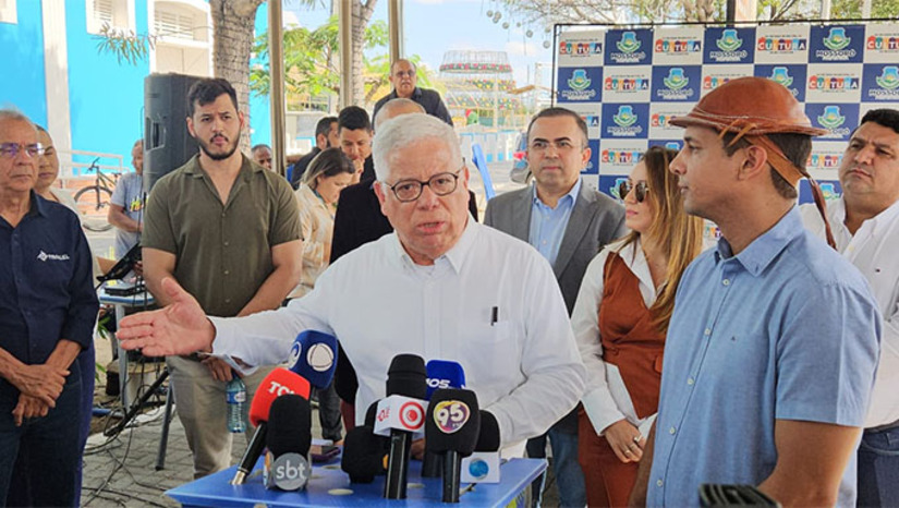 Imagem 1 -   A cerimônia marcou a abertura oficial do espaço, que chega para valorizar a memória da indústria petrolífera no estado e oferecer à população, estudantes, pesquisadores e turistas um ambiente interativo de conhecimento. Durante o evento, o prefeito Allyson Bezerra destacou a importância do novo equipamento para o desenvolvimento cultural e turístico de Mossoró, bem como a parceria com a Redepetro. O Museu do Petróleo já está aberto à visitação de segunda a sábado das 8h às 11h e 14h às 17h.