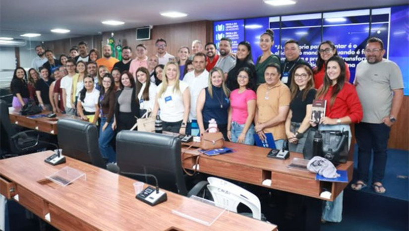 Imagem 1 -  Regulamentada e em atividade desde o início do ano, a Escola do Legislativo tem como principal objetivo qualificar servidores por meio de cursos, oficinas e treinamentos. A Escola do Legislativo ofertou no mês de novembro quatro cursos: “Comunicação em Libras”, “Redação Oficial”, “A constitucionalidade na elaboração de Projetos de Lei” e o curso “O papel estratégico da assessoria parlamentar”.