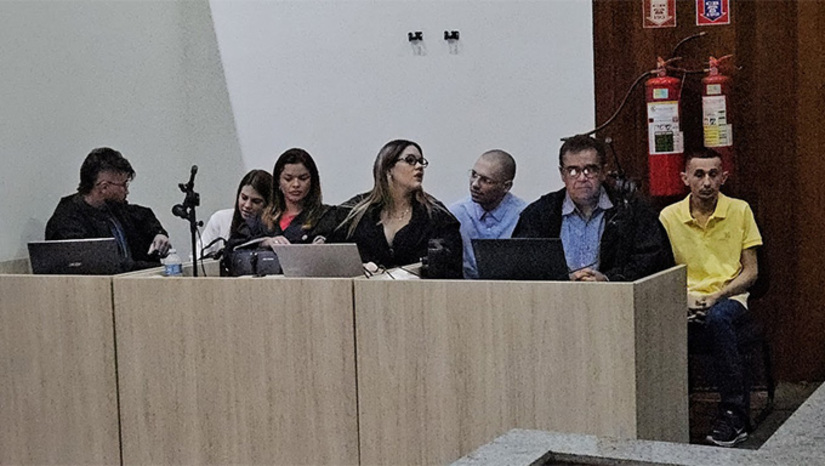 Imagem 1 - Netinho de Nilton se preparava para disputar a prefeitura de Janduis, quando foi morto a tiros numa emboscada no dia 11 de abril de 2020. A Policia investigou e o MPRN denunciou onde suspeitos. Destes, José Fernandes da Silva, o Dedé do Fogo, Pedro Igor Rebouças da Costa e Marcosuel Fernandes Belarmino, foram absolvidos. Os demais aguardam julgamentos, alguns presos e outros em liberdade. Um dos onze acusados, Antônio Alcivan Fernandes Junior, o Macaíba, foi morto em confronto com a Polícia. O julgamento foi realizado no Fórum Municipal Desembargador Silveira Martins, em Mossoró-RN. Imagem 1 - Netinho de Nilton se preparava para disputar a prefeitura de Janduis, quando foi morto a tiros numa emboscada no dia 11 de abril de 2020. A Policia investigou e o MPRN denunciou onde suspeitos. Destes, José Fernandes da Silva, o Dedé do Fogo, Pedro Igor Rebouças da Costa e Marcosuel Fernandes Belarmino, foram absolvidos. Os demais aguardam julgamentos, alguns presos e outros em liberdade. Um dos onze acusados, Antônio Alcivan Fernandes Junior, o Macaíba, foi morto em confronto com a Polícia. O julgamento foi realizado no Fórum Municipal Desembargador Silveira Martins, em Mossoró-RN.