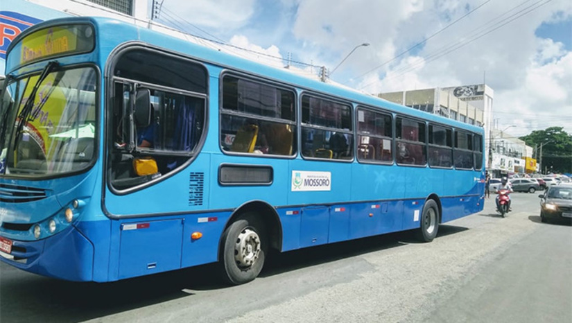 Imagem 1 -  Sem qualquer aviso, ônibus que fazem o transporte coletivo não circulara no início da manhã desta quarta-feira, 26, em Mossoró, gerando protestos de usuários, que precisam do transporte para chegar no trabalho, escola, faculdade.  A Prefeitura Municipal de Mossoró informou que vai adotar medidas urgentes, para que o serviço seja restabelecido de imediato, considerando que não teve qualquer aviso da empresa Cidade Sol. A Prefeitura diz que a empresa recebe recursos públicos para os custos da frota e, portanto, não existe razão para parar de circular sem aviso.