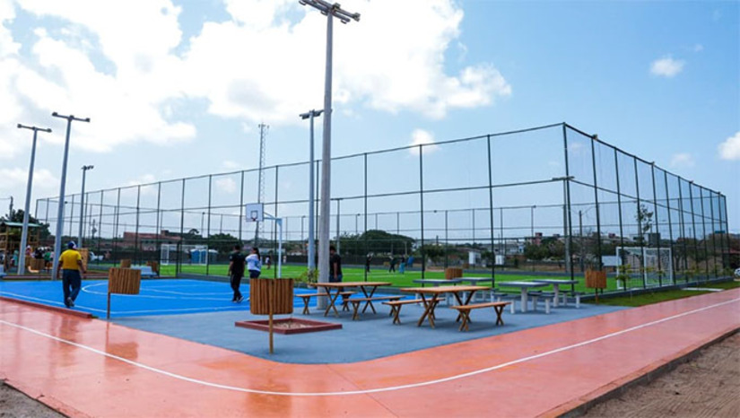 Imagem 1 - O Ministério do Esporte aprovou, por meio de portaria publicada nesta terça-feira (25), a implantação de nove novas “Arenas Brasil” no RN, dentro do PAC Seleções. Cada unidade contará com campo de futebol society, quadra de basquete 3×3, pista de caminhada e parque infantil, com investimento estimado de R$ 1,5 milhão por arena. Com essa etapa, o estado passa a ter 20 equipamentos desse tipo. Os novos municípios contemplados são Alto do Rodrigues, Areia Branca, Caicó, Florânia, Goianinha, Jucurutu, Parelhas, Santa Cruz e Touros. Imagem 1 - O Ministério do Esporte aprovou, por meio de portaria publicada nesta terça-feira (25), a implantação de nove novas “Arenas Brasil” no RN, dentro do PAC Seleções. Cada unidade contará com campo de futebol society, quadra de basquete 3×3, pista de caminhada e parque infantil, com investimento estimado de R$ 1,5 milhão por arena. Com essa etapa, o estado passa a ter 20 equipamentos desse tipo. Os novos municípios contemplados são Alto do Rodrigues, Areia Branca, Caicó, Florânia, Goianinha, Jucurutu, Parelhas, Santa Cruz e Touros.
