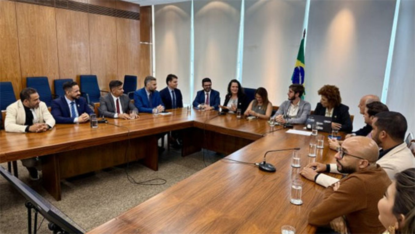 Imagem 1 -  Uma comitiva de vereadores de Mossoró participou, nesta terça-feira (25), de uma reunião técnica entre a Federação das Câmaras Municipais do Rio Grande do Norte (Fecam/RN) e o Ministério da Gestão e Inovação em Serviços Públicos (MGI), em etapa decisiva para selar um acordo de cooperação no âmbito do programa Rede de Parcerias. A proposta ampliará o acesso das Câmaras Municipais a tecnologias, sistemas e capacitações disponibilizados pelo Governo Federal, fortalecendo a relação entre a União e os Legislativos municipais e estimulando práticas de governança, eficiência e transparência.