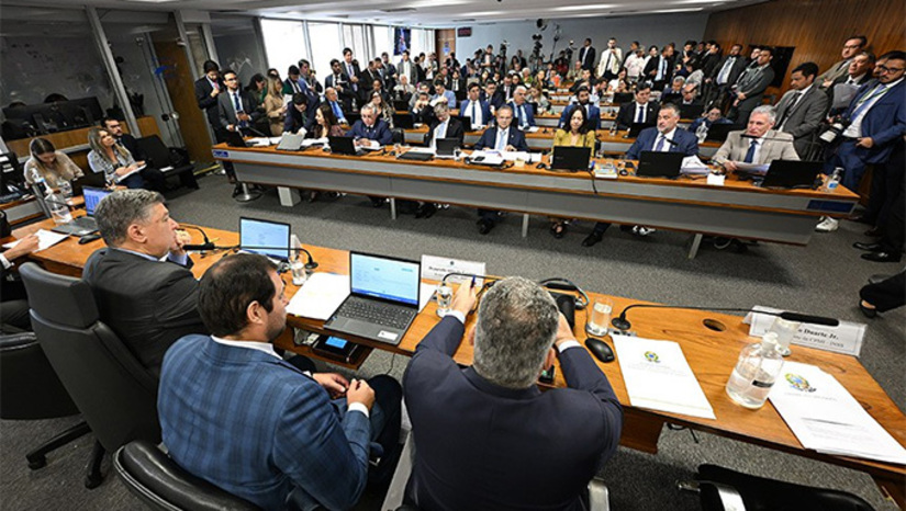 Imagem 1 - Os mega assaltos recentes no INSS fizeram a finada Jorgina de Freitas virar figurante nesse filme policial do Brasil. Não é de hoje que os aposentados são vítimas: a conhecida ex-deputada federal Cidinha Campos (PDT-RJ) foi presidente de uma CPI do INSS em 1992, que resultou na prisão de vários políticos e asseclas à época. Em seu programa na Super Rádio TUPI Rio, Cidinha citou que as fake news – principalmente as de motivações político-eleitorais – atrapalham muito as investigações no Congresso Nacional. Nessa nova temporada do terror social brasileiro, a Coluna está com a pipoca na mão esperando as cenas de mandatários detidos. Porque até agora os policiais só encarceraram os peões. O script está com a Polícia Federal... Veja mais na Coluna Esplanada Imagem 1 - Os mega assaltos recentes no INSS fizeram a finada Jorgina de Freitas virar figurante nesse filme policial do Brasil. Não é de hoje que os aposentados são vítimas: a conhecida ex-deputada federal Cidinha Campos (PDT-RJ) foi presidente de uma CPI do INSS em 1992, que resultou na prisão de vários políticos e asseclas à época. Em seu programa na Super Rádio TUPI Rio, Cidinha citou que as fake news – principalmente as de motivações político-eleitorais – atrapalham muito as investigações no Congresso Nacional. Nessa nova temporada do terror social brasileiro, a Coluna está com a pipoca na mão esperando as cenas de mandatários detidos. Porque até agora os policiais só encarceraram os peões. O script está com a Polícia Federal... Veja mais na Coluna Esplanada