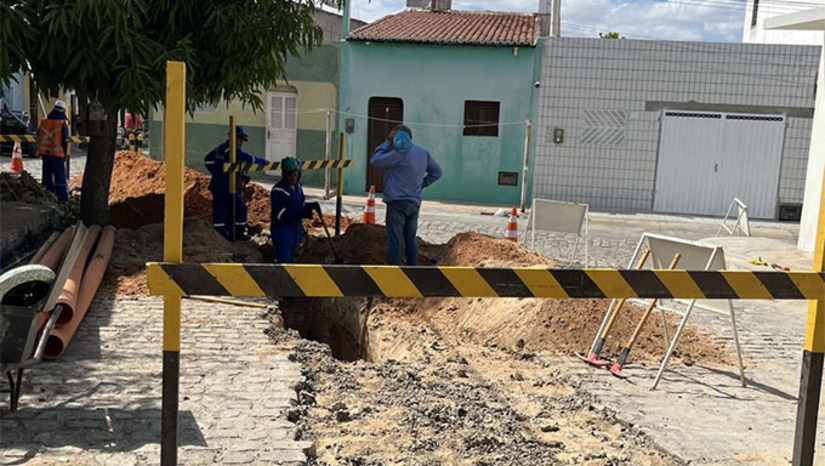 Imagem 1 - Com investimento inicial de R$ 13,6 milhões, parte dos R$ 52 milhões previstos para o projeto., a obra levará coleta e tratamento de esgoto a 4,5 mil moradores, com implantação de 1.500 ligações, mais de 3,4 km de novas redes e revisão de 6,3 km já existentes. Também serão concluídas uma Estação Elevatória e um módulo da Estação de Tratamento de Esgotos. A fase de testes do sistema está prevista para o primeiro semestre de 2027. Apesar dos transtornos temporários das escavações, a Caern destaca que a obra trará benefícios permanentes, como valorização dos imóveis, prevenção de doenças e preservação ambiental, contribuindo para a despoluição da Lagoa de Apodi. Imagem 1 - Com investimento inicial de R$ 13,6 milhões, parte dos R$ 52 milhões previstos para o projeto., a obra levará coleta e tratamento de esgoto a 4,5 mil moradores, com implantação de 1.500 ligações, mais de 3,4 km de novas redes e revisão de 6,3 km já existentes. Também serão concluídas uma Estação Elevatória e um módulo da Estação de Tratamento de Esgotos. A fase de testes do sistema está prevista para o primeiro semestre de 2027. Apesar dos transtornos temporários das escavações, a Caern destaca que a obra trará benefícios permanentes, como valorização dos imóveis, prevenção de doenças e preservação ambiental, contribuindo para a despoluição da Lagoa de Apodi.