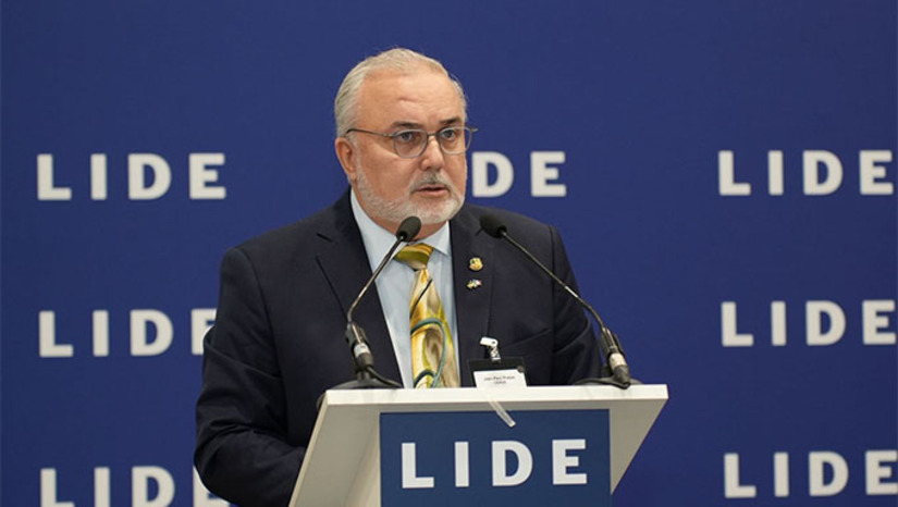 Imagem 1 - Jean Paul Prates, ex-presidente da Petrobras e atual chairman do CERNE, apresentou no Fórum LIDE Brasil–França, em Paris, a transformação do Brasil em um protagonista global da energia. Segundo ele, o país deixa de ser apenas produtor de petróleo para integrar diversas fontes energéticas, tecnologia e sustentabilidade. Prates destacou o “Brasil Equatorial”, região do Norte e Nordeste, como futuro polo global de energia renovável e indústrias verdes. Ele definiu o país como um “laboratório mundial da convergência energética”, combinando petróleo responsável, gás inteligente e renováveis para uma economia limpa e competitiva. Imagem 1 - Jean Paul Prates, ex-presidente da Petrobras e atual chairman do CERNE, apresentou no Fórum LIDE Brasil–França, em Paris, a transformação do Brasil em um protagonista global da energia. Segundo ele, o país deixa de ser apenas produtor de petróleo para integrar diversas fontes energéticas, tecnologia e sustentabilidade. Prates destacou o “Brasil Equatorial”, região do Norte e Nordeste, como futuro polo global de energia renovável e indústrias verdes. Ele definiu o país como um “laboratório mundial da convergência energética”, combinando petróleo responsável, gás inteligente e renováveis para uma economia limpa e competitiva.