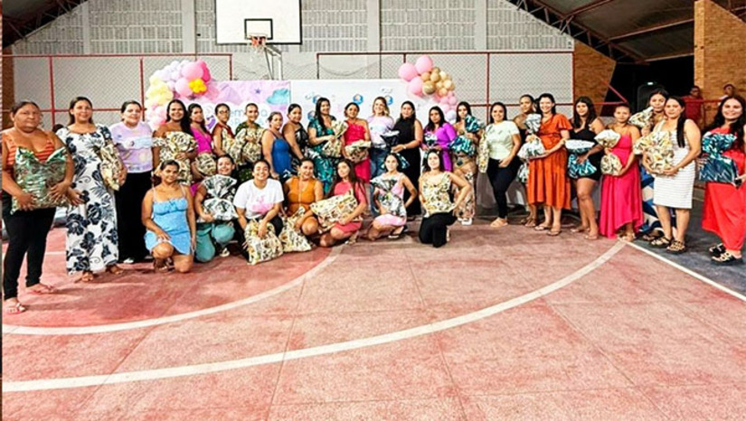 Imagem 1 - As futuras mamães, acompanhadas pelos cinco PSFs, participaram de uma tarde repleta de atividades preparadas com cuidado e acolhimento. A programação contou com brincadeiras, alongamento, massagem, auriculoterapia, ventosaterapia, bingo, sorteios, lanche, jantar e, ao final, a entrega dos kits para gestantes. Os kits foram montados para auxiliar cada mãe na preparação do enxoval, reforçando o compromisso da gestão municipal com o cuidado, a saúde e o bem-estar das famílias na primeira infância. Imagem 1 - As futuras mamães, acompanhadas pelos cinco PSFs, participaram de uma tarde repleta de atividades preparadas com cuidado e acolhimento. A programação contou com brincadeiras, alongamento, massagem, auriculoterapia, ventosaterapia, bingo, sorteios, lanche, jantar e, ao final, a entrega dos kits para gestantes. Os kits foram montados para auxiliar cada mãe na preparação do enxoval, reforçando o compromisso da gestão municipal com o cuidado, a saúde e o bem-estar das famílias na primeira infância.
