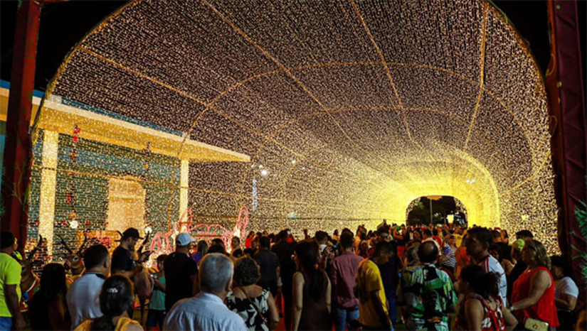 Imagem 1 -  O projeto é realizado na Estação das Artes Poeta Elizeu Ventania e terá início a partir das 17 horas, com a abertura dos portões.  O espaço é totalmente ambientado no clima natalino, como túneis, presépio, fábrica de brinquedos, casa do Papai Noel, a tradicional Árvore de Natal, além de brinquedos infláveis.  Um dos momentos mais esperados está agendado para as 18 horas, com o acendimento das luzes. A programação contará ainda com a chegada do "Bom Velhinho" e apresentações culturais.