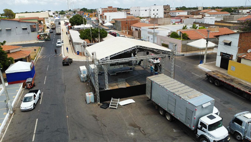 Imagem 1 - Desde as primeiras horas do dia, equipes trabalham intensamente na finalização da estrutura do Corredor Cultural “Neném Miguel”, que já está praticamente pronta para receber moradores e visitantes. A abertura oficial acontece às 18h, com expectativa de grande público para o Festival do Caju. A Festa do Caju celebra uma das maiores riquezas do município, fortalecendo a identidade local e valorizando o que Serra do Mel produz de melhor — sua cultura, seu povo e seu território. Imagem 1 - Desde as primeiras horas do dia, equipes trabalham intensamente na finalização da estrutura do Corredor Cultural “Neném Miguel”, que já está praticamente pronta para receber moradores e visitantes. A abertura oficial acontece às 18h, com expectativa de grande público para o Festival do Caju. A Festa do Caju celebra uma das maiores riquezas do município, fortalecendo a identidade local e valorizando o que Serra do Mel produz de melhor — sua cultura, seu povo e seu território.