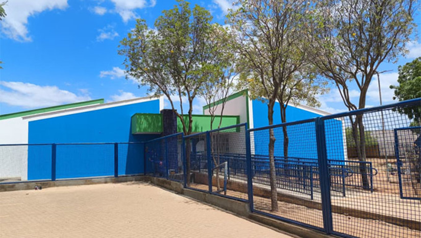 Imagem 1 - A Escola Municipal Prof. Alexandre Linhares, no bairro Dix-sept Rosado, será entregue revitalizada à comunidade nesta sexta-feira (28). O prédio passou por uma ampla obra de manutenção corretiva e preventiva, garantindo melhores condições de ensino, acessibilidade e infraestrutura. A intervenção incluiu revisão de cobertura, descupinização, substituição de forro, melhorias elétricas e hidráulicas, pintura, iluminação em LED e reparos estruturais. Imagem 1 - A Escola Municipal Prof. Alexandre Linhares, no bairro Dix-sept Rosado, será entregue revitalizada à comunidade nesta sexta-feira (28). O prédio passou por uma ampla obra de manutenção corretiva e preventiva, garantindo melhores condições de ensino, acessibilidade e infraestrutura. A intervenção incluiu revisão de cobertura, descupinização, substituição de forro, melhorias elétricas e hidráulicas, pintura, iluminação em LED e reparos estruturais.