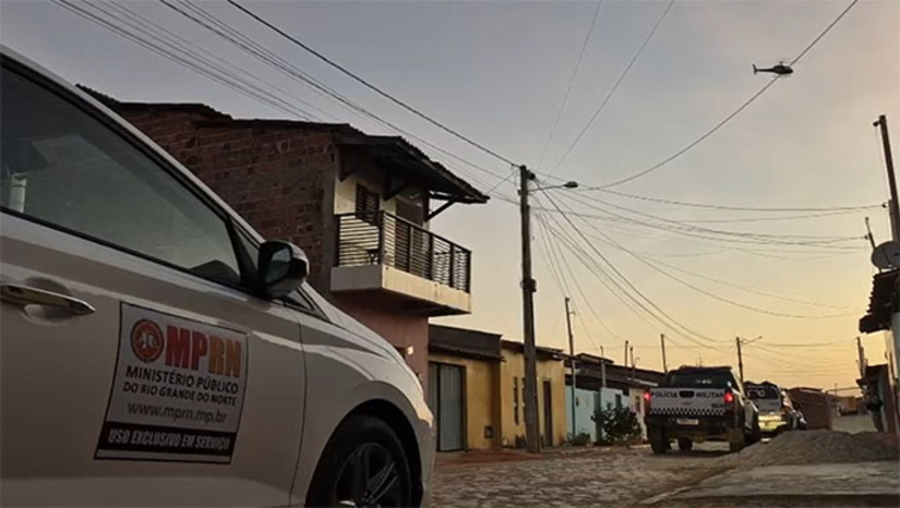 Imagem 1 - O Ministério Público do Rio Grande do Norte deflagrou nesta sexta-feira (28) a Operação Leviatã, em Mossoró e Baraúna, para combater o crime organizado e o tráfico de drogas. A ação, realizada em parceria com forças de segurança estaduais e federais, mira uma facção carioca envolvida em disputa territorial com um grupo local. Ao todo, foram cumpridos 16 mandados de busca e apreensão. A operação continua em andamento e novas informações serão divulgadas após sua conclusão. Imagem 1 - O Ministério Público do Rio Grande do Norte deflagrou nesta sexta-feira (28) a Operação Leviatã, em Mossoró e Baraúna, para combater o crime organizado e o tráfico de drogas. A ação, realizada em parceria com forças de segurança estaduais e federais, mira uma facção carioca envolvida em disputa territorial com um grupo local. Ao todo, foram cumpridos 16 mandados de busca e apreensão. A operação continua em andamento e novas informações serão divulgadas após sua conclusão.