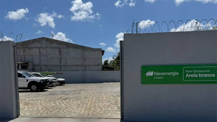 Imagem 1 -  A Neoenergia Cosern inaugurou uma nova Base Operacional em Areia Branca, que integra o plano de investimentos de R$ 1,6 bilhão no sistema elétrico do RN até 2027. A estrutura vai beneficiar 35 mil moradores de Areia Branca, Porto do Mangue e Serra do Mel, reduzindo o tempo de atendimento de até 1h30 para no máximo 30 minutos. Com a novidade, a distribuidora passa a contar com 22 bases no estado. Neste ano, outras unidades já foram instaladas em Apodi, Parelhas, Touros e São José de Mipibu, ampliando a agilidade no atendimento e beneficiando mais de 180 mil consumidores em diversas regiões potiguares.