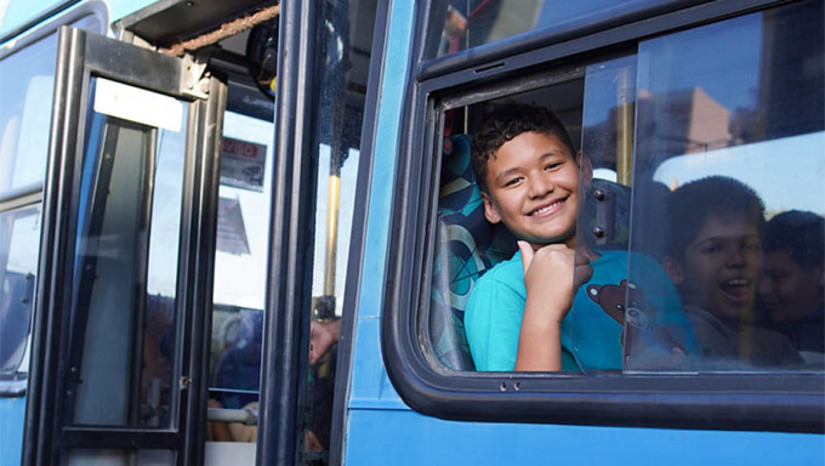 Imagem 1 -  A lei assegura até quatro passagens por dia para alunos de instituições públicas e privadas, nos níveis municipal, estadual e federal, além de estudantes de cursos técnicos e universitários. O acesso ao benefício será feito por meio da Carteira de Identificação Estudantil (CIE), emitida gratuitamente. A carteirinha poderá ser usada também aos fins de semana, feriados e períodos de férias, permitindo que os estudantes se desloquem para atividades culturais, esportivas, de lazer e convivência pela cidade.