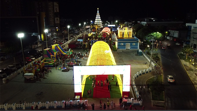 Imagem 1 - Com arvore de natal de 40 metros, presépio de 22 e papai noel todos os dias, a Estação Natal é motivo de atração para famílias de Mossoró e cidades vizinhas. Segundo o prefeito Allysson Bezerra, o ambiente ficou muito bonito e é gratuido para as famílias brincarem com seus filhos. Imagem 1 - Com arvore de natal de 40 metros, presépio de 22 e papai noel todos os dias, a Estação Natal é motivo de atração para famílias de Mossoró e cidades vizinhas. Segundo o prefeito Allysson Bezerra, o ambiente ficou muito bonito e é gratuido para as famílias brincarem com seus filhos.