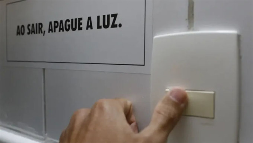 Imagem 1 - A Agência Nacional de Energia Elétrica, a Aneel, decidiu, na última sexta-feira (28) mudar a bandeira vermelha patamar 1 para a amarela no próximo mês. Assim, os consumidores vão passar a pagar R$ 1,88 para cada 100 KWh (quilowatts-hora). O valor é 237% menor do que o da bandeira vermelha. Imagem 1 - A Agência Nacional de Energia Elétrica, a Aneel, decidiu, na última sexta-feira (28) mudar a bandeira vermelha patamar 1 para a amarela no próximo mês. Assim, os consumidores vão passar a pagar R$ 1,88 para cada 100 KWh (quilowatts-hora). O valor é 237% menor do que o da bandeira vermelha.