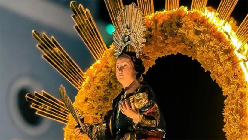 Imagem 1 -  A Santa Missa de abertura foi presidida por Dom Magnus Henrique, filho de Assu (RN) e atual bispo da Diocese de Crato (CE). Logo após, aconteceu a instalação oficial da Festa e um show religioso com o Padre João Carlos. Para esta segunda-feira (01), a programação conta com Missa na Catedral de Santa Luzia às 06h; Confissões; Adoração ao Santíssimo Sacramento na Catedral; às 11h30 Missa na Catedral de Santa Luzia; às 16h Trezena; 18h Palco & Luz; 19h30 Trezena e às 21h abertura do Oratório de Santa Luzia.
