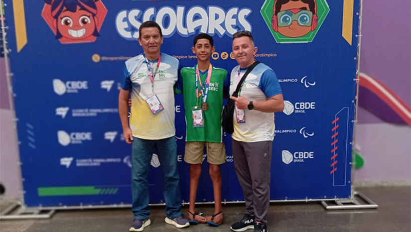 Imagem 1 - Felipe Gabriel Pereira da Silva, de 13 anos, conquistou a medalha de bronze nos Jogos Paralímpicos Escolares 2025 na modalidade Badminton, garantindo um feito inédito para Caraúbas e reforçando o seu potencial na modalidade. A competição, considerada a maior do país no cenário paralímpico escolar, reuniu atletas de todo o Brasil. Felipe se destacou pela garra e pela evolução impressionante desde que conheceu o Badminton, esporte ainda pouco difundido no país. Imagem 1 - Felipe Gabriel Pereira da Silva, de 13 anos, conquistou a medalha de bronze nos Jogos Paralímpicos Escolares 2025 na modalidade Badminton, garantindo um feito inédito para Caraúbas e reforçando o seu potencial na modalidade. A competição, considerada a maior do país no cenário paralímpico escolar, reuniu atletas de todo o Brasil. Felipe se destacou pela garra e pela evolução impressionante desde que conheceu o Badminton, esporte ainda pouco difundido no país.