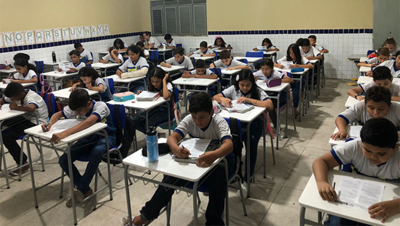 Imagem 1 -  O processo começa com prioridade para estudantes com deficiência, transtornos do desenvolvimento e altas habilidades, entre 1º e 11 de dezembro de 2025. A rematrícula dos alunos veteranos da Educação Infantil e Anos Iniciais ocorrerá de 23 a 30 de dezembro, enquanto os veteranos dos Anos Finais e da EJA farão sua renovação entre 5 e 9 de janeiro de 2026. Já as matrículas para novos alunos serão realizadas de 5 a 16 de janeiro de 2026.  Todas as etapas serão presenciais nas escolas, nos horários de 7h30 às 11h e de 13h às 16h30.