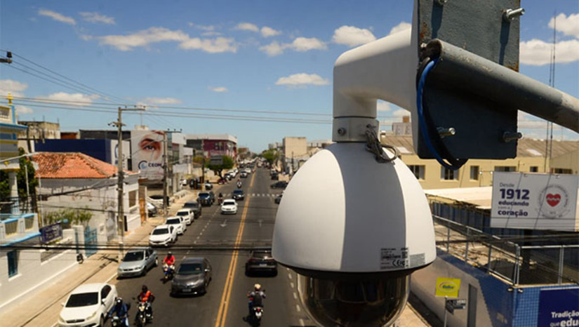 Imagem 1 - As câmeras instaladas em pontos estratégicos permitem acompanhamento em tempo real das principais ruas e avenidas da cidade, ajudando tanto na prevenção de crimes quanto na organização do trânsito e no fortalecimento das ações integradas de segurança pública. Os números confirmam a eficiência do trabalho, dados da Secretaria de Estado da Segurança Pública e da Defesa Social (Sesed/RN), com análises da Coordenadoria de Informações Estatísticas e Análises Criminais, apontam que o monitoramento contribuiu para a redução de 24% nos furtos e 55% nos roubos nas áreas atendidas pelas câmeras. Imagem 1 - As câmeras instaladas em pontos estratégicos permitem acompanhamento em tempo real das principais ruas e avenidas da cidade, ajudando tanto na prevenção de crimes quanto na organização do trânsito e no fortalecimento das ações integradas de segurança pública. Os números confirmam a eficiência do trabalho, dados da Secretaria de Estado da Segurança Pública e da Defesa Social (Sesed/RN), com análises da Coordenadoria de Informações Estatísticas e Análises Criminais, apontam que o monitoramento contribuiu para a redução de 24% nos furtos e 55% nos roubos nas áreas atendidas pelas câmeras.