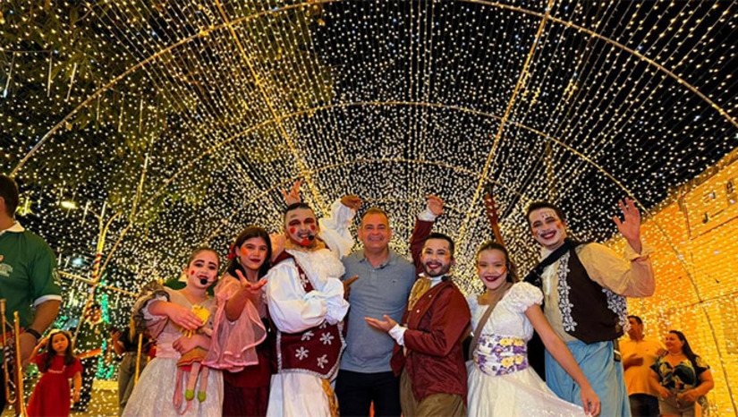 Imagem 1 - A celebração reuniu centenas de pessoas na Praça Francisco Pinto e marcou a retomada de um momento há muitos anos esperado pela população: ver Apodi novamente iluminada e celebrando o espírito natalino em grande estilo. O evento trouxe na programação apresentações culturais, participação da Banda de Música, feirinha de artesanato, praça de alimentação, a chegada do Papai Noel e a tradicional entrega de doces para as crianças. Imagem 1 - A celebração reuniu centenas de pessoas na Praça Francisco Pinto e marcou a retomada de um momento há muitos anos esperado pela população: ver Apodi novamente iluminada e celebrando o espírito natalino em grande estilo. O evento trouxe na programação apresentações culturais, participação da Banda de Música, feirinha de artesanato, praça de alimentação, a chegada do Papai Noel e a tradicional entrega de doces para as crianças.