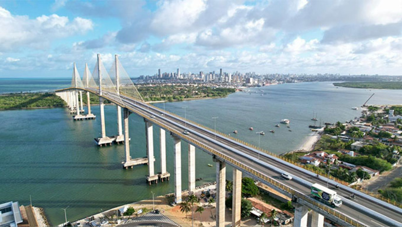 Imagem 1 - O Ministério dos Portos e Aeroportos assinará, na segunda-feira (08), a ordem de serviço para a construção de estruturas de proteção, defensas, na Ponte Newton Navarro, investimento de R$ 52 milhões que ampliará a segurança e permitirá operação contínua do Porto de Natal. A obra, executada pela Codern, integra um pacote de modernização superior a R$ 130 milhões. O anúncio ocorre em meio ao melhor desempenho do porto em três anos, com 80,2 mil toneladas movimentadas em outubro. Imagem 1 - O Ministério dos Portos e Aeroportos assinará, na segunda-feira (08), a ordem de serviço para a construção de estruturas de proteção, defensas, na Ponte Newton Navarro, investimento de R$ 52 milhões que ampliará a segurança e permitirá operação contínua do Porto de Natal. A obra, executada pela Codern, integra um pacote de modernização superior a R$ 130 milhões. O anúncio ocorre em meio ao melhor desempenho do porto em três anos, com 80,2 mil toneladas movimentadas em outubro.