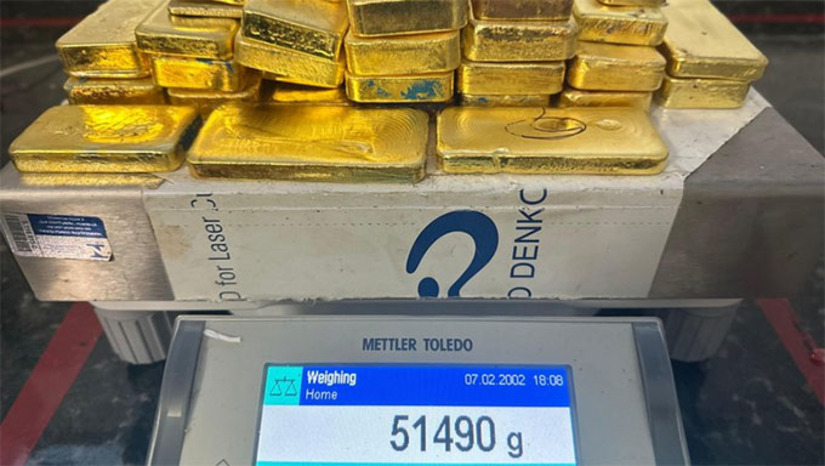 Imagem 1 -  O ouro foi encontrado em uma aeronave abordada após informações indicarem transporte irregular de minério. Durante a fiscalização, foram encontradas 54 barras de ouro, além de uma arma de fogo e munições. O piloto e três passageiros foram conduzidos à sede da Polícia Federal para os procedimentos legais. A aeronave foi apreendida e a ANAC suspendeu a licença do piloto. Todos os envolvidos foram presos, incluindo um menor apreendido. Eles poderão responder por crimes como usurpação de bem da União, extração ilegal de recursos minerais, associação criminosa e corrupção de menores.