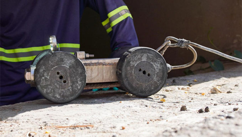 Imagem 1 - A Prefeitura de Mossoró intensificou as ações de manutenção do sistema de drenagem urbana, com serviços de desobstrução, limpeza e videomonitoramento das galerias. Utilizando equipamentos como o caminhão Vac-All e um robô de inspeção com câmera de alta resolução, as equipes conseguem identificar problemas internos, restaurar a capacidade de escoamento e prevenir danos futuros. As intervenções se concentram em áreas críticas, garantindo mais eficiência no fluxo das águas e reduzindo riscos de alagamentos em Mossoró. Imagem 1 - A Prefeitura de Mossoró intensificou as ações de manutenção do sistema de drenagem urbana, com serviços de desobstrução, limpeza e videomonitoramento das galerias. Utilizando equipamentos como o caminhão Vac-All e um robô de inspeção com câmera de alta resolução, as equipes conseguem identificar problemas internos, restaurar a capacidade de escoamento e prevenir danos futuros. As intervenções se concentram em áreas críticas, garantindo mais eficiência no fluxo das águas e reduzindo riscos de alagamentos em Mossoró.