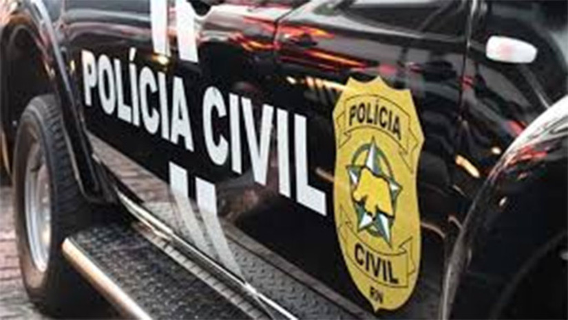 Imagem 1 - O caso que chocou Carnaúba dos Dantas-RN teve uma reviravolta após o homem que a filha afirmou ter matado reaparecer vivo e prestar depoimento à polícia. Ele negou ter cometido abuso contra a neta e relatou que foi agredido e que ela teria a intenção de matá-lo. O homem, que usa tornozeleira eletrônica, não foi encontrado inicialmente porque o equipamento descarregou e ele se escondeu na mata. A filha permanece presa por tentativa de homicídio e passará por audiência de custódia, enquanto a polícia investiga também a suspeita de estupro de vulnerável contra a criança. Imagem 1 - O caso que chocou Carnaúba dos Dantas-RN teve uma reviravolta após o homem que a filha afirmou ter matado reaparecer vivo e prestar depoimento à polícia. Ele negou ter cometido abuso contra a neta e relatou que foi agredido e que ela teria a intenção de matá-lo. O homem, que usa tornozeleira eletrônica, não foi encontrado inicialmente porque o equipamento descarregou e ele se escondeu na mata. A filha permanece presa por tentativa de homicídio e passará por audiência de custódia, enquanto a polícia investiga também a suspeita de estupro de vulnerável contra a criança.