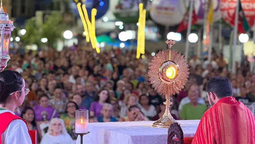 Imagem 1 -  Neste fim de semana, a Festa de Santa Luzia ganha ainda mais força com a tradicional Revoada da Luz saindo do Aeroporto Dix-Sept Rosado, o Leilão da Luz no Restaurante Buscapé, a Corrida Kids e a corrida adulto com saída da Praça Pr. Manoel Nunes da Paz, em frente ao Museu Lauro da Escóssia e a Pedalada da luz saindo da Capela de São Sebastião, no bairro Santa Delmira com chegada na Catedral de Santa Luzia, momentos que unem espiritualidade e tradição em gestos de fé e celebração. Haverá ainda um número maior de missas na Catedral.