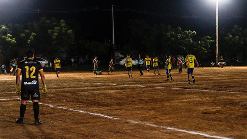 Imagem 1 -  A decisão do futebol de campo do Circuito Esportivo Mossoroense (CEM 2025), pela zona urbana, acontece no campo do Raizão, na Estrada da Raiz, bairro Santo Antônio, a partir das 19h entre as equipes LL Refrigeração e Atlético Mossoroense. As duas equipes chegam à decisão com campanhas idênticas em pontos, gols marcados e sofridos, o que aumenta a expectativa por um duelo equilibrado no Raizão.
