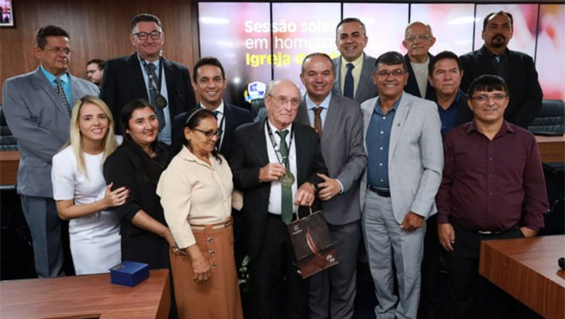 Imagem 1 -  Durante a solenidade, 25 pastores e diáconos receberam medalhas e títulos em reconhecimento ao trabalho desenvolvido pela igreja ao longo de sua história. A sessão foi proposta pelo vereador João Marcelo (PSD). O prefeito Allyson Bezerra, integrante da Igreja de Cristo, esteve presente na sessão e foi agraciado pelo Legislativo com a Medalha de Mérito Evangélico “Pastor João Gomes”.