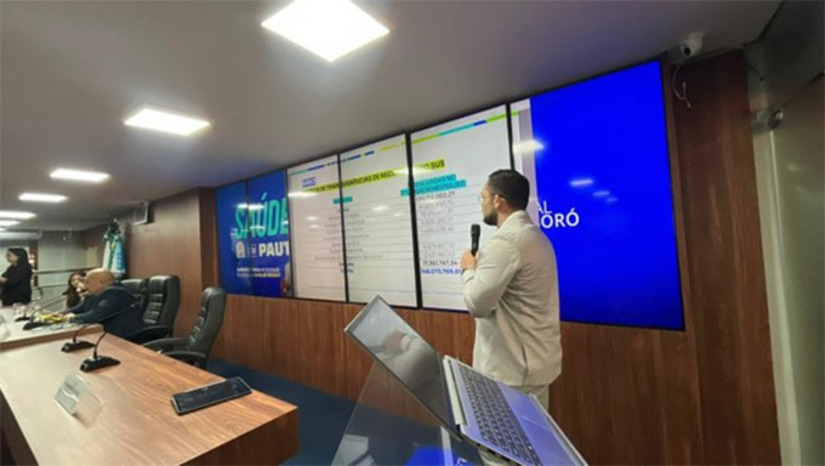 Imagem 1 -  A Prefeitura apresentou o Relatório Resumido da Execução Orçamentária, detalhando que mais de R$ 122 milhões foram investidos na área entre maio e agosto, com 23,79% de recursos próprios, acima do mínimo legal. No período, o município realizou mais de 19 mil procedimentos cirúrgicos, o que ajudou a reduzir filas de espera. Também foram registrados mais de 33 mil atendimentos em saúde mental, 248 internamentos e quase 1 milhão de ações na atenção básica, incluindo visitas domiciliares e atendimentos individuais. A audiência foi conduzida por representantes da Saúde e presidida pelo vereador Raério Cabeção.