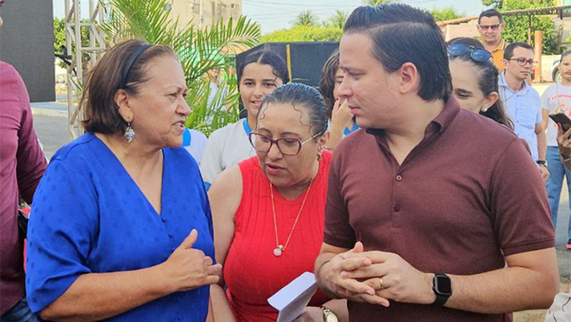 Imagem 1 -  Primeira entrega foi feita pela governadora Fátima Bezerra em Caraúbas, ao lado do prefeito Givago Barreto. Também terá unidade em Areia Branca, Grossos, Apodi e São Miguel. “Um sonho de toda a população. Muitos disseram que não ia acontecer e está aqui a prova. Meu agradecimento à senhora por tudo que tem feito pela nossa gente", agradeceu o prefeito de Caraúbas, Givago Barreto.