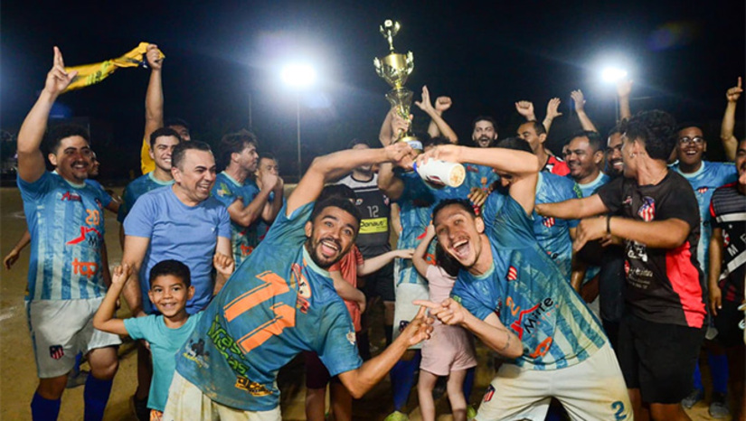 Imagem 1 - O vice-perfeito Marcos Medeiros festejou a vitória e o trabalho feito pelo fortalecimento do esporte amador. O Atlético Mossoroense é o novo campeão do futebol de campo da zona urbana do CEM 2025. A equipe venceu o LL Refrigeração por 1 a 0, na noite desta sexta-feira (5), no campo do Raizão, em uma final equilibrada, intensa e marcada por um grande público que compareceu para prestigiar a decisão. Imagem 1 - O vice-perfeito Marcos Medeiros festejou a vitória e o trabalho feito pelo fortalecimento do esporte amador. O Atlético Mossoroense é o novo campeão do futebol de campo da zona urbana do CEM 2025. A equipe venceu o LL Refrigeração por 1 a 0, na noite desta sexta-feira (5), no campo do Raizão, em uma final equilibrada, intensa e marcada por um grande público que compareceu para prestigiar a decisão.