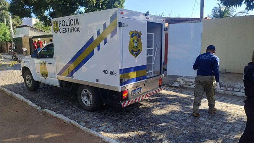 Imagem 1 - No primeiro ataque, a vítima foi o motorista Sérgio Lopes dos Santos, baleado e morto no final da tarde desta sexta-feira, 5. A segunda vítima foi morta a tiros também, no início da tarde deste sábado. Trata-se do mecânico Paulo Victor Macedo de Melo, de 23 anos. Ele estava chegando em casa do trabalho quando foi atacado a tiros e morto. Os dois casos serão investigados pela Divisão de Homicídios e Proteção a Pessoa de Mossoró. Imagem 1 - No primeiro ataque, a vítima foi o motorista Sérgio Lopes dos Santos, baleado e morto no final da tarde desta sexta-feira, 5. A segunda vítima foi morta a tiros também, no início da tarde deste sábado. Trata-se do mecânico Paulo Victor Macedo de Melo, de 23 anos. Ele estava chegando em casa do trabalho quando foi atacado a tiros e morto. Os dois casos serão investigados pela Divisão de Homicídios e Proteção a Pessoa de Mossoró.