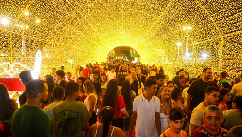 Imagem 1 -  Tanto no sábado como neste domingo (7), a Estação das Artes Eliseu Ventania esteve lotada durante toda a noite para o registro natalino de centenas de famílias. “Está muito lindo, muito lindo, nem Fortaleza–CE está tão iluminado quanto aqui, está muito bonito, estou surpresa. Quando eu vi a postagem no Instagram, quis logo vir conhecer de perto, muito surpreendente toda decoração”, ressaltou Ágata Silva, técnica de enfermagem da cidade de Fortaleza.