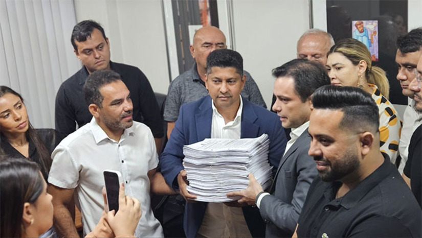 Imagem 1 -  Os servidores efetivos do setor de Licitação da Prefeitura de Mossoró entregaram, nesta segunda-feira (8), toda a documentação referente ao processo licitatório do Estação Natal 2025 à Câmara Municipal. A equipe esteve acompanhada por secretários municipais e reforçou o compromisso da gestão com transparência e diálogo institucional. Durante a apresentação, destacou-se a lisura do processo, que gerou economia de 33,7% mais de R$ 1,3 milhão aos cofres públicos. A licitação, realizada de forma totalmente eletrônica e com participação de 14 empresas, seguiu rigorosamente a Lei nº 14.133/2021. 